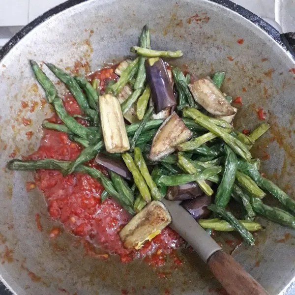 Masukkan semua sayuran yang telah digoreng tadi. Aduk merata. Matikan kompor dan siap untuk disajikan.