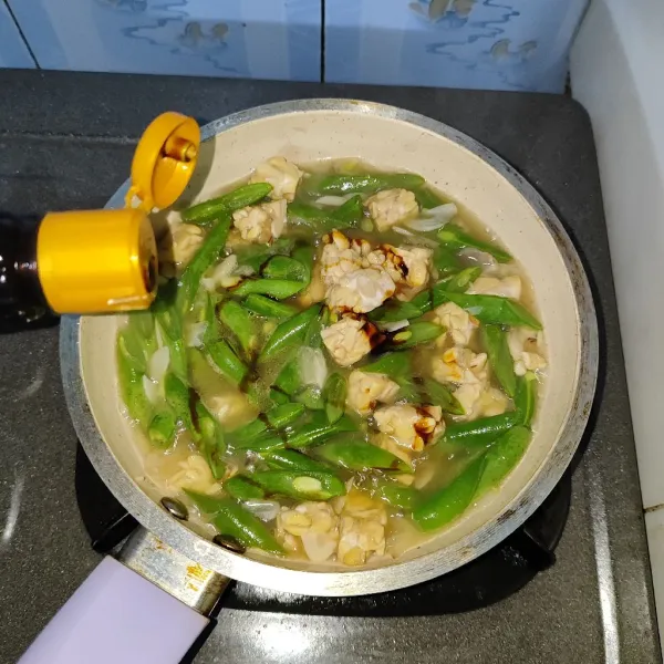 Masukan garam, kaldu bubuk, saus tiram dan kecap, aduk-aduk kembali.