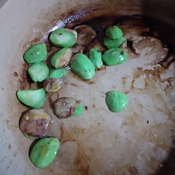 Goreng petai dengan sedikit minyak hingga berubah warna.