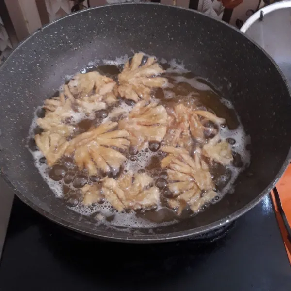 Goreng jamur sampai coklat keemasan. Balik jamur saat bagian bawah mulai kecoklatan.