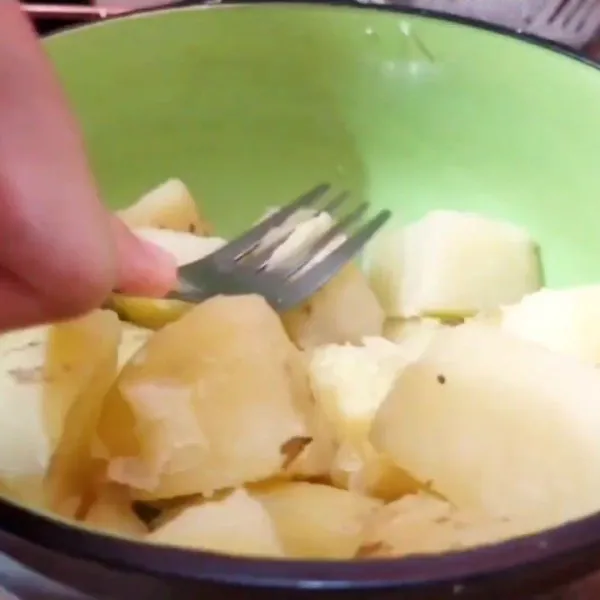 Hancurkan kentang sampai semuanya halus.