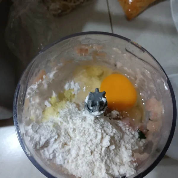 Masukkan telur, Tapioka, terigu, Kaldu bubuk, bawang putih iris, daun seledri iris, panir dan air. Mixer hingga tercampur merata.