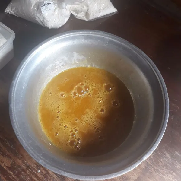 Kocok lepas telur, gula, santan, dan garam hingga gula larut.