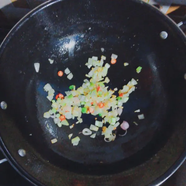 Tumis semua bahan.