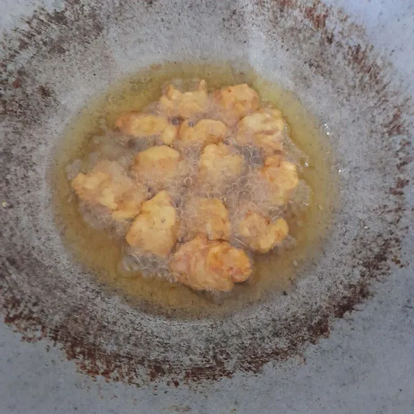 Goreng padaa minyak panas hingga matang dan tiriskan.