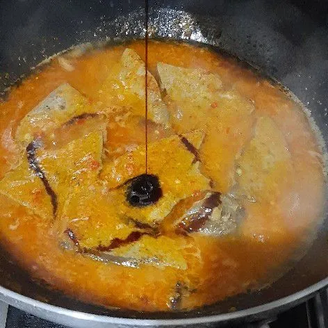 Tambahkan kecap manis masak hingga air menyusut dan bumbu meresap, kemudian koreksi rasa dan sajikan.