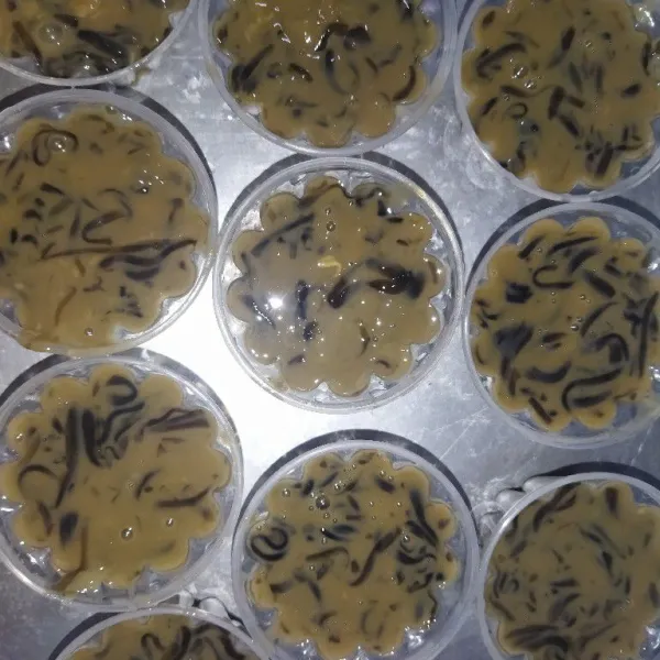 Lalu cetak puding sesuai selera, diamkan hingga padat lalu simpan dikulkas, sajikan saat dingin.