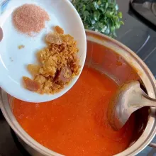 Masukkan garam dan gula jawa.