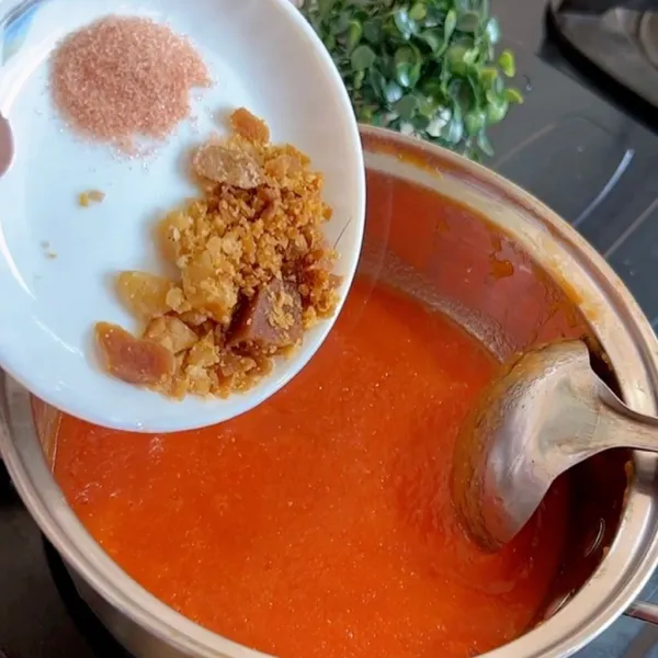 Masukkan garam dan gula jawa.
