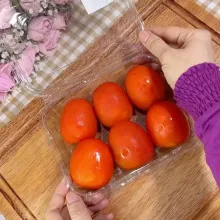 Siapkan tomat merah pilih merah menyala, segar dan besar.