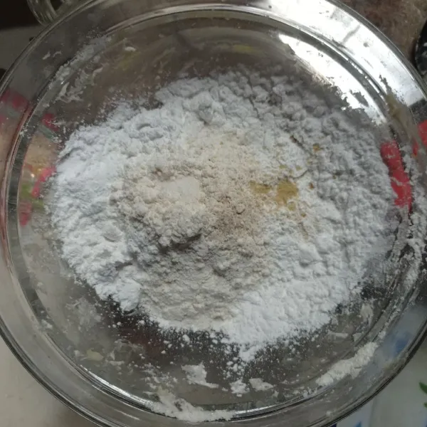 Masukan tepung kanji, garam, lada, kaldu bubuk  dan bawang putih bubuk kedalam mangkuk