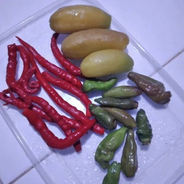 Cuci bersih semua cabe dan belimbing wuluh, kupas dan bersihkan pete kemudian belah jadi 2.