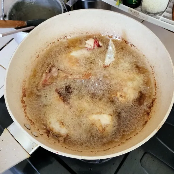 Marinasi ayam dengan jeruk nipis dan garam selama +-20 menit, lalu goreng setengah matang. Tiriskan.