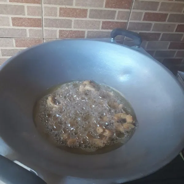 Goreng dalam minyak panas dan banyak, gunakan api sedang cenderung besar, hingga matang kecoklatan. Angkat dan tiriskan. Simpan dalam wadah tertutup setelah dingin.