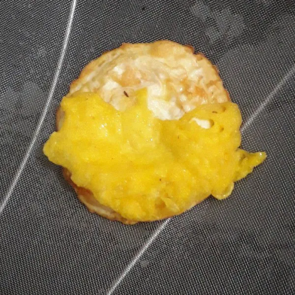 Panaskan minyak goreng, goreng ceplok telur, sisihkan.