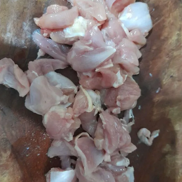 Fillet daging ayam dan potong dadu.