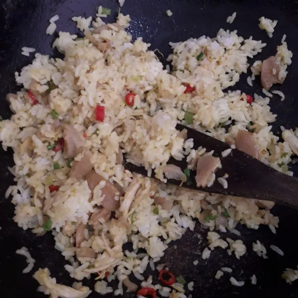Masukkan nasi. Tambahkan garam, kaldu jamur, dan merica bubuk. Aduk merata.