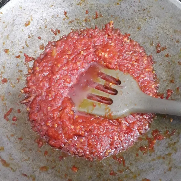 Masukkan blenderan sambel ke dalam wajan. Tumis sampai sambel berubah warna ke merah gelap. Tambahkan garam, kaldu jamur dan gula. Aduk rata.
