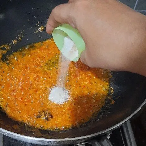 Masukkan garam, gula, lada, kaldu dan pala bubuk kemudian aduk rata.