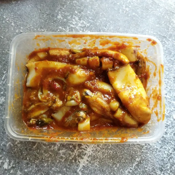 Marinasi cumi dengan bumbu minimal 30 menit atau semalaman didalam kulkas.