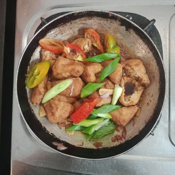 Masukan daun bawang dan cabai gendot. Aduk kembali. Siap untuk di sajikan bersama nasi hangat.