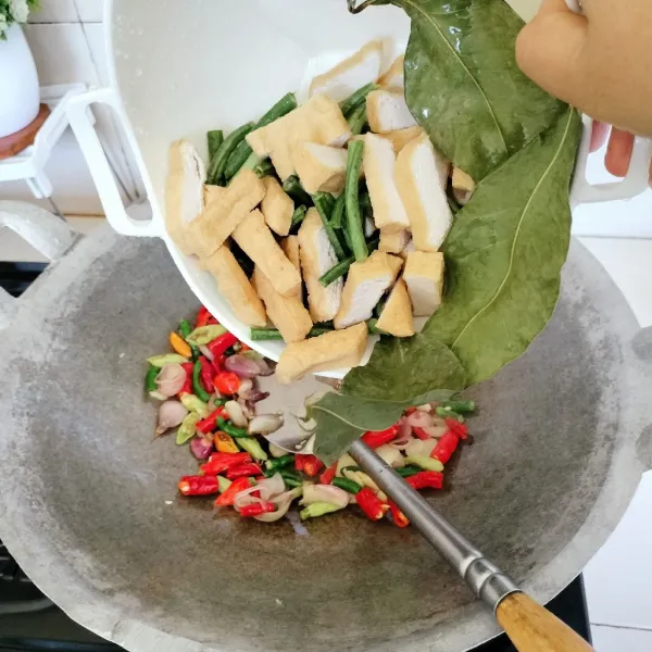 Masukkan daun salam,tahu dan kacang panjang.