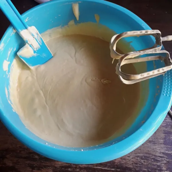 Tambahkan terigu, susu dan maizena yang sudah diayak, mixer rendah asal rata saja.