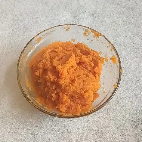 Saat masih hangat, haluskan ubi.