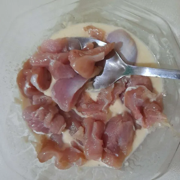Tambahkan air pada tepung bumbu, masukkan ayam yang sudah dimarinasi. Aduk hingga terbalur tepung semua.