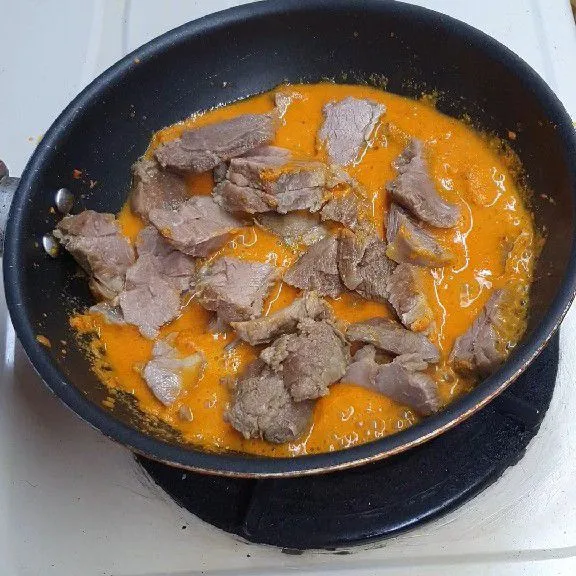 Masukkan daging kambing yang sudah direbus dengan daun salam selama kurang lebih 30 menit dengan api kecil.
