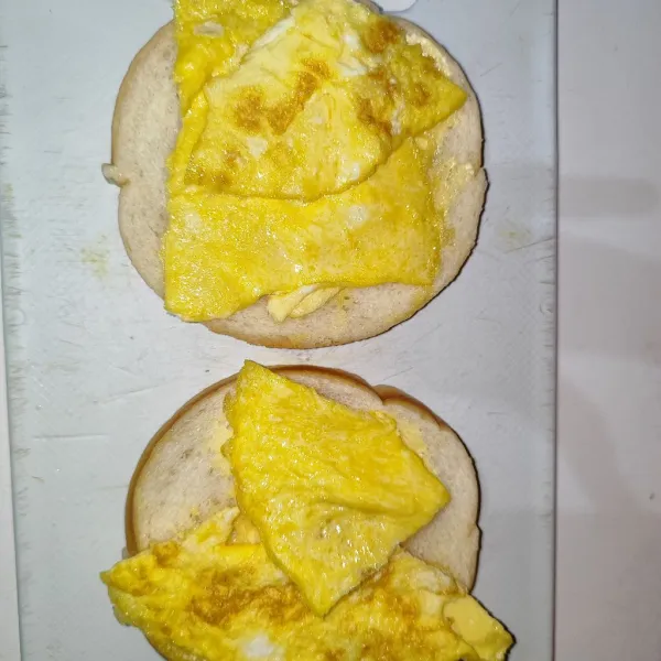Timpa telur diatas roti.