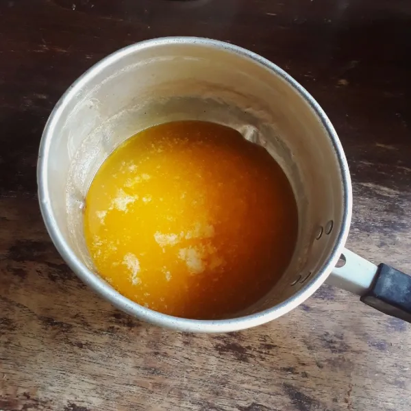 Lelehkan margarin, sisihkan hingga suhu ruang.