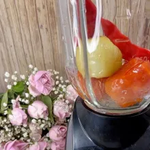 Masukkan tomat, bawang bombay, cabe ke dalam blender.