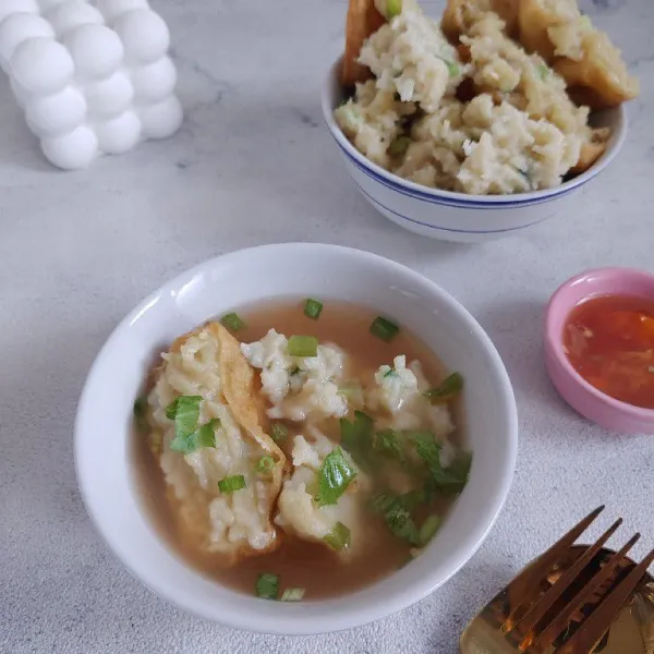 Bisa disajikan dengan kuah dan diberi saus dan sambal.