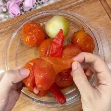 Kupas kulit tomat.
