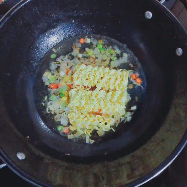 Setelah agak mendidih masukkan mienya.