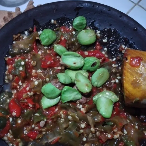 Tambahkan pete yang telah digoreng.