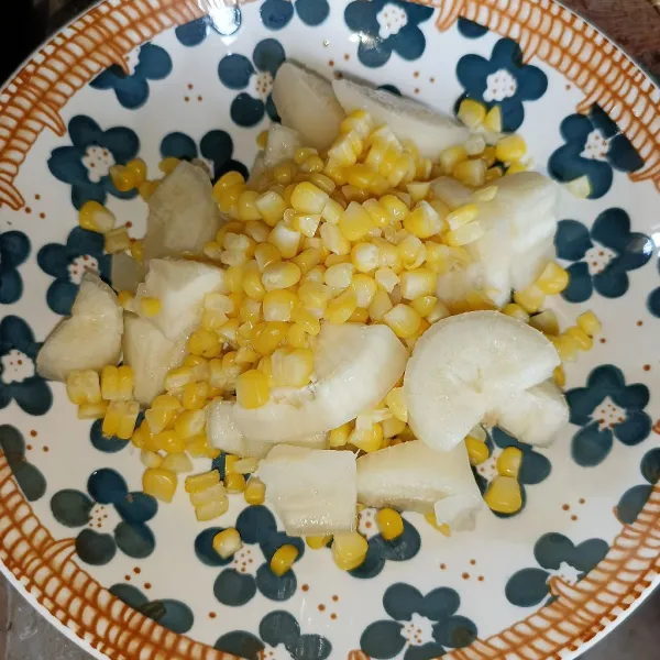 Pindahkan singkong dan jagung ke wadah saji.