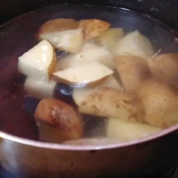 Potong kentang menjadi kecil (boleh dikupas duluan atau belakangan), lalu di rebus sampai empuk.