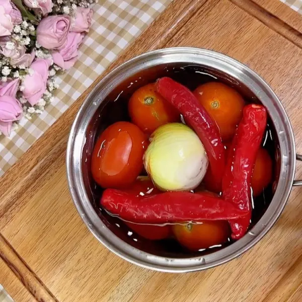 Rebus tomat, bawang bombay, cabe merah hanya sampai layu saja.
