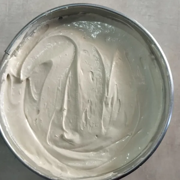 Masukkan ke dalam loyang ukuran 18 x 7 yang sudah diolesi dengan margarin tipis dan panggang di suhu 170 derajat celcius api atas bawah selama 20 menit. Setelah itu panggang dengan api bawah saja selama 20 menit hingga matang.
