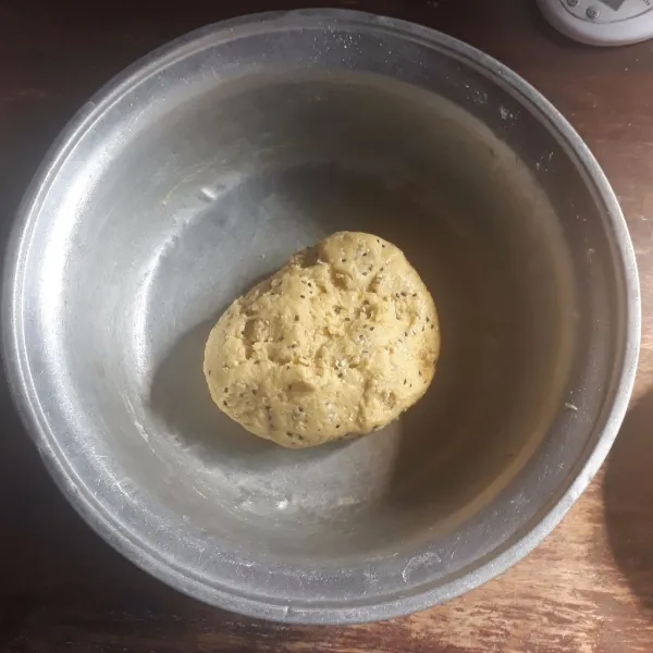 Masukkan maizena, terigu, margarin, dan wijen. Uleni hingga rata dan kalis.