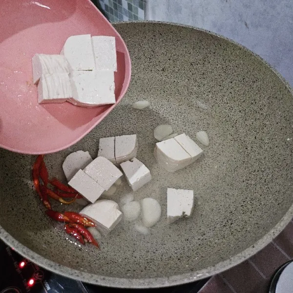 Jika sudah mendidih masukkan tahu.