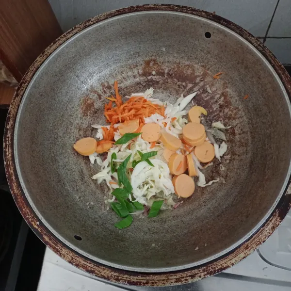 Masukan kol, wortel, daun bawang.