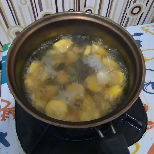 Kemudian siapkan panci dan rebus air, setelah mendidih masukkan ubi tunggu sampai matang.