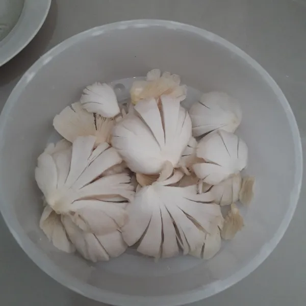 Cuci bersih jamur tiram dan sobek-sobek berbentuk menjari.