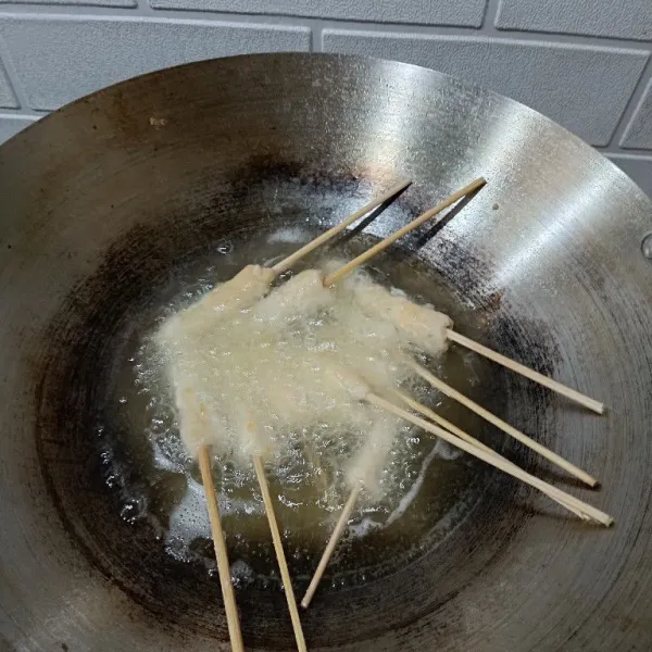Lalu digoreng dengan kocokan telur hingga berkulit dan matang.