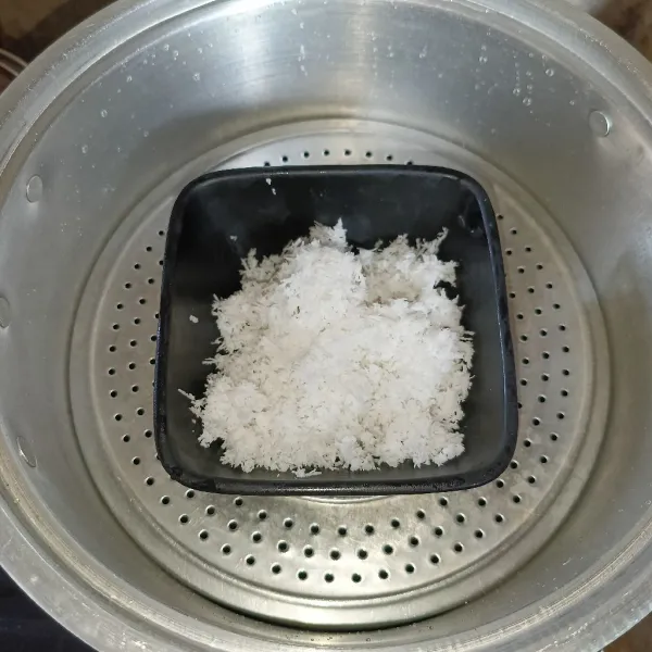 Kukus kelapa parut dan garam sekitar 10 menit, angkat dan sisihkan.