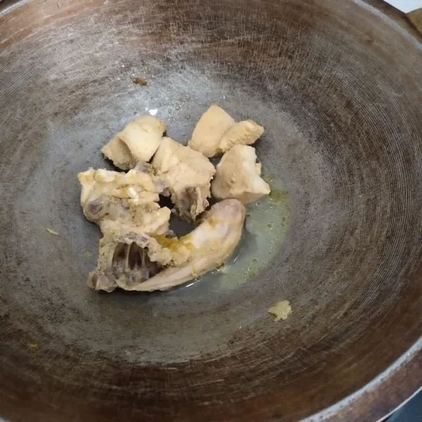 Ungkep ayam dan goreng.
