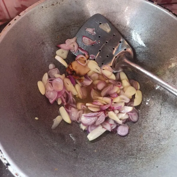 Tumis bawang merah, bawang putih dan lengkuas sampai harum.